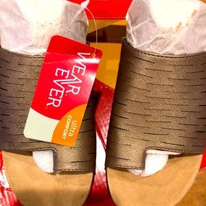 NWT WearEver Thamen Sandals 5.5M ON SALE